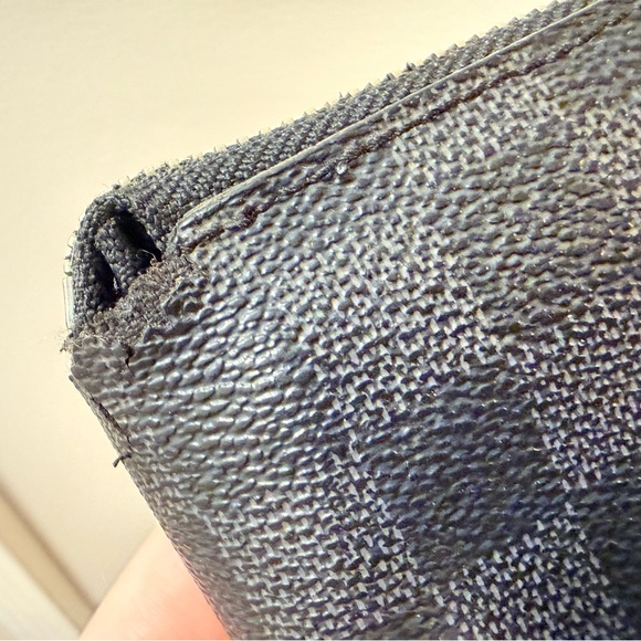 Authentic Louis Vuitton - Damier Graphite Zippy Wallet - Picture 9 of 16